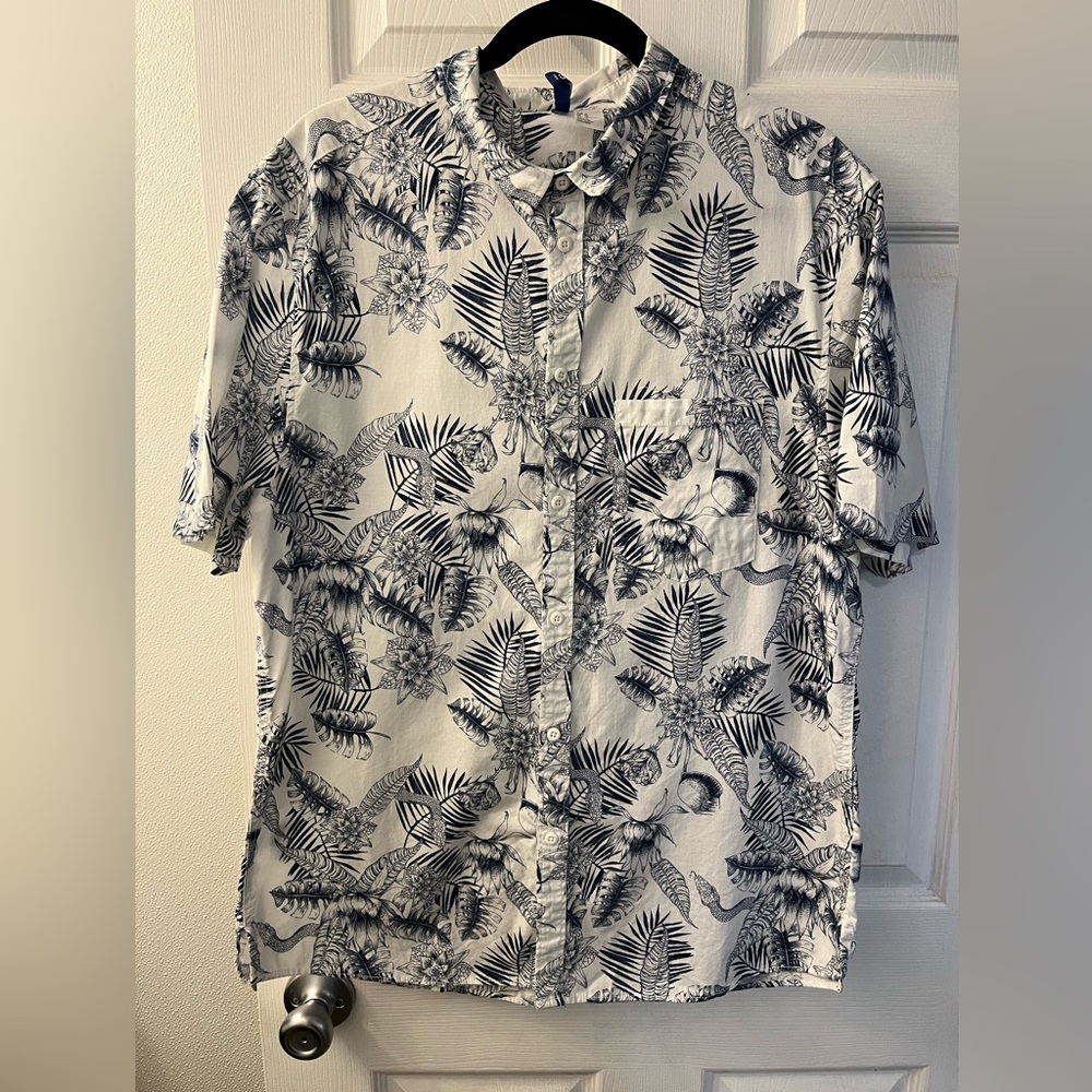 H&M divided men’s button up
